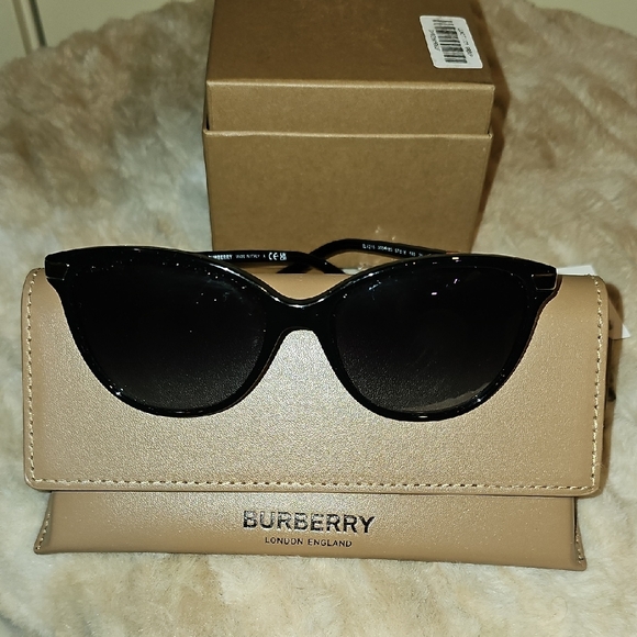 Burberry Black Sunglasses with Tan Case - Picture 5 of 9
